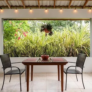 Ancella's Garden Apartment-beach-5min Drive, 1 Hr Montego Bay, 25 Mins Ocho Rios, Continental Breakfast Apartment Runaway Bay